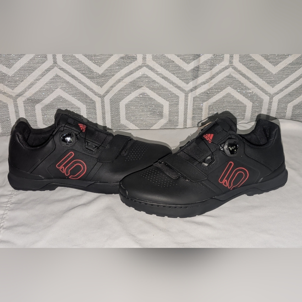 Adidas Black Cycling Shoes with Red Highlights - Picture 2 of 7